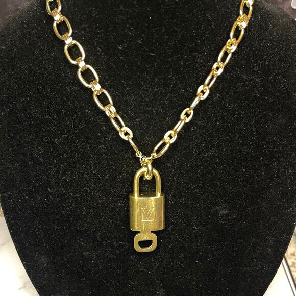 Louis Vuitton Lock & Key Set #446 w/ an 18” Gold-Tone Chunky Chain Necklace - Picture 3 of 6